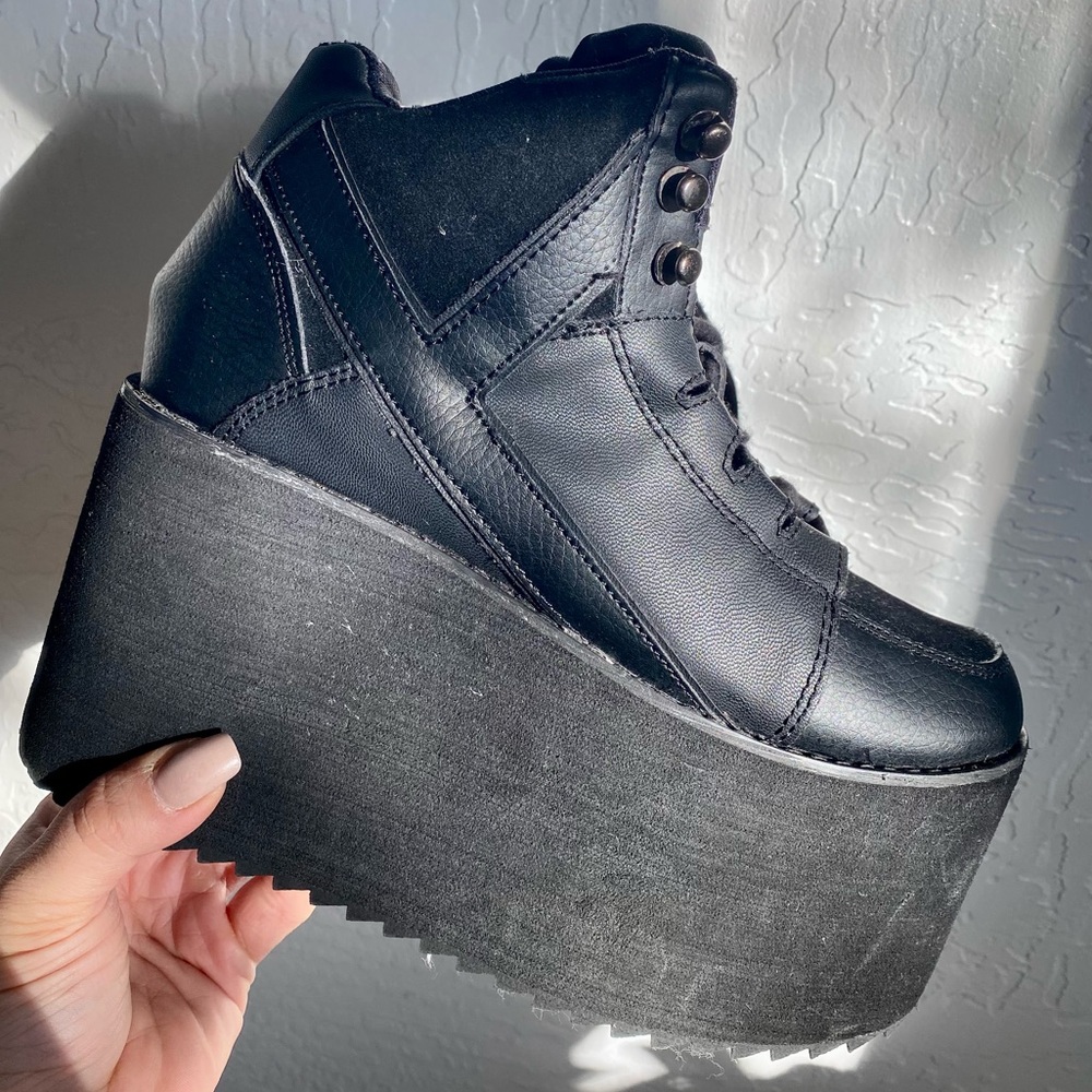 YRU Qozmo Hi-Black Platform Sneaker